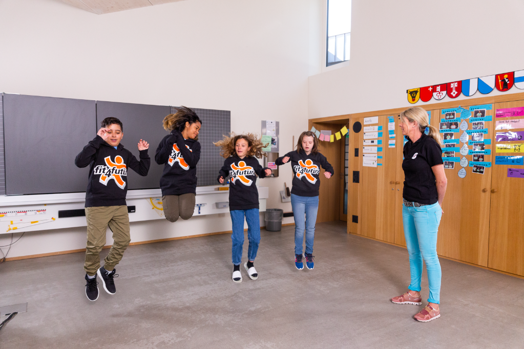 Bastano 5-10 minuti minuti dedicati al movimento in aula (www.schulebewegt.ch)