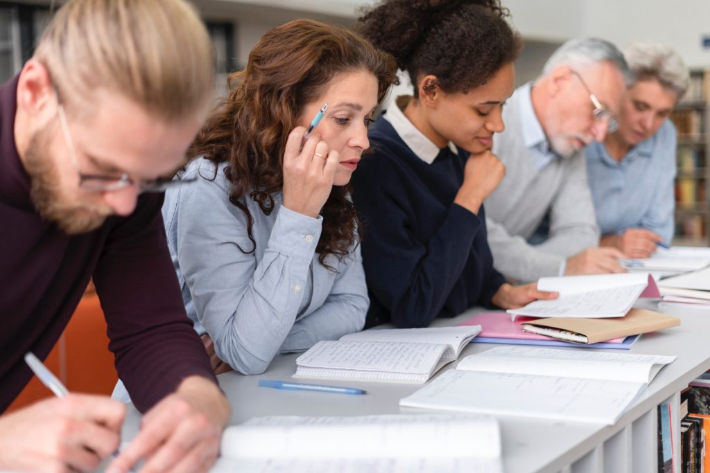 I corsi proposti diurni o serali si rivolgono esclusivamente ad adulti con un’attenzione diversificata nei confronti di ogni partecipante (Freepik.com)