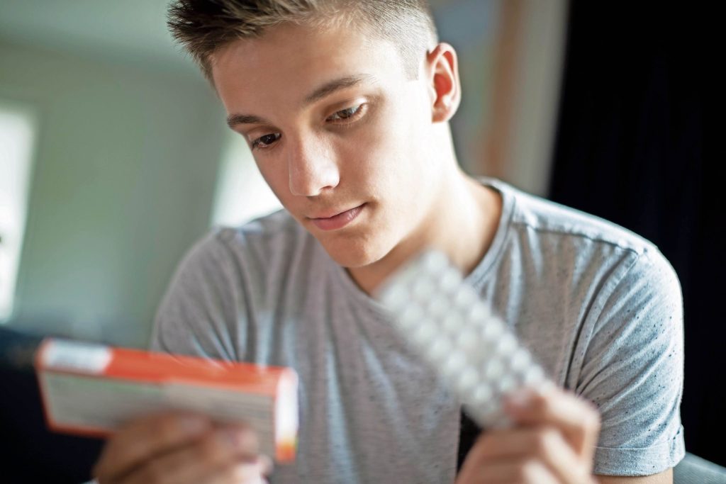 Non lasciamoli soli nell’uso di medicamenti (Shutterstock)