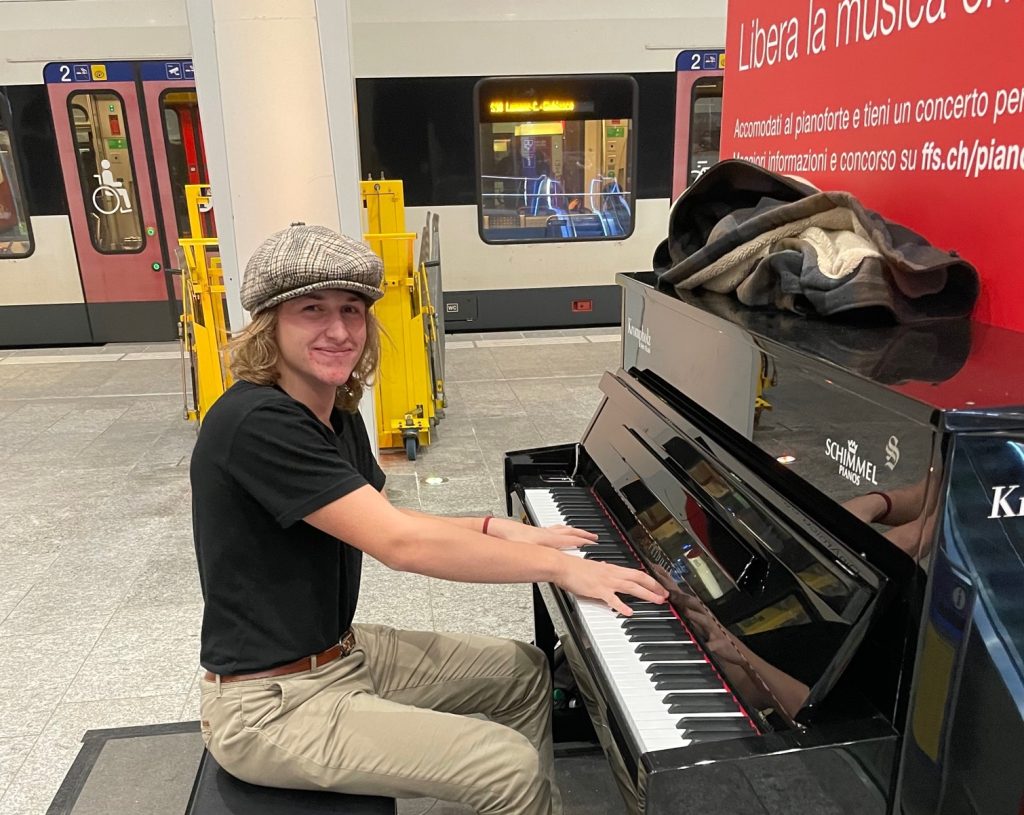 Lo studente Loris Jorio è uno degli improvvisati musicisti incontrati nella hall della stazione di Lugano 