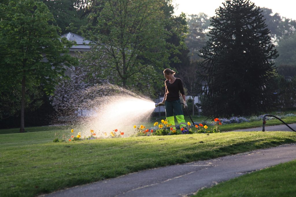 Giardiniera al lavoro nel Parco la Grange a Ginevra (Keystone)