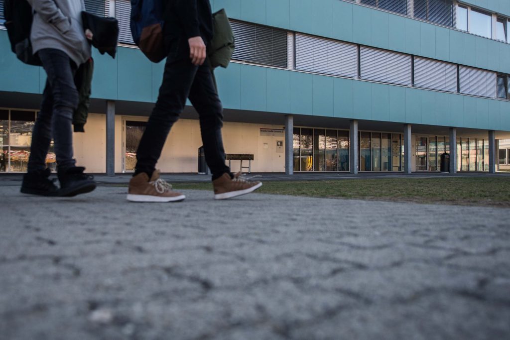 Per instaurare un clima favorevole al benessere occorre prestare molta attenzione all’ambiente sociale all’interno della scuola (Keystone)