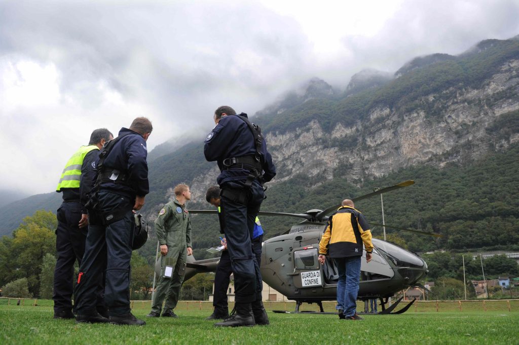 Agenti della Polizia cantonale e guardie di confine collaborano in una ricerca di dispersi (Ti-Press)