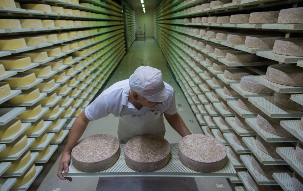 In Ticino, a Mezzana, si può ottenere il Diploma cantonale di casaro d'alpe (Tipress)