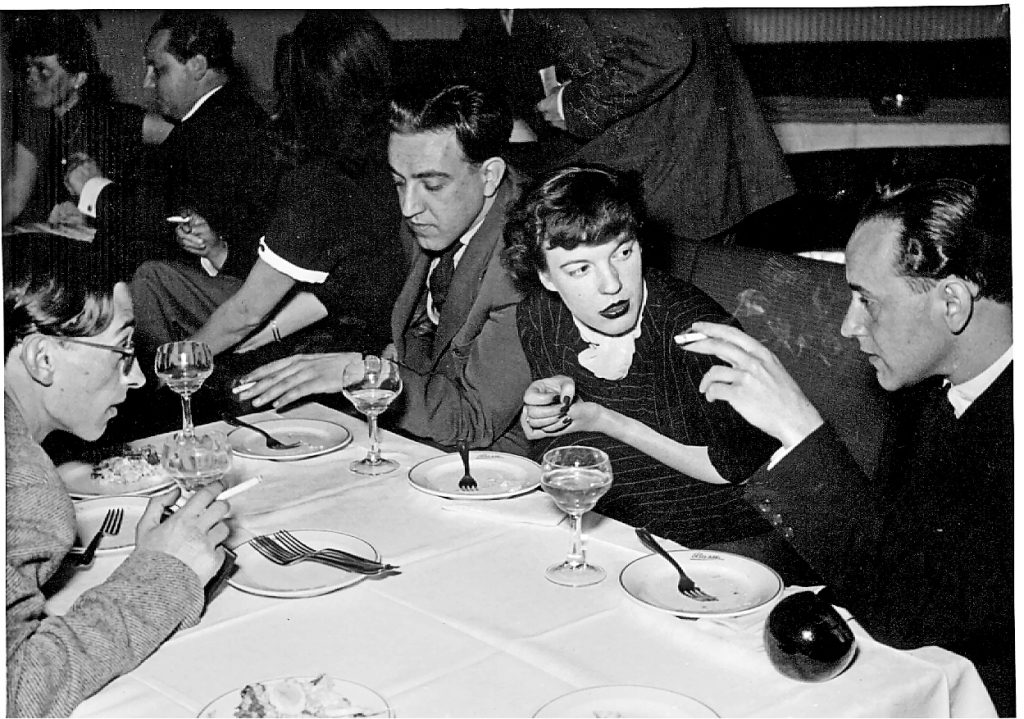 Da destra Paul Celan e Ingeborg Bachmann con Reinhard Federmann in ultimo a sinistra. Maggio 1952. ( © Hans Müller, Amburgo)