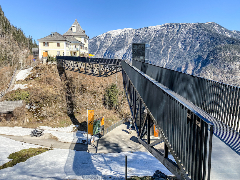 L’arrivo della funicolare e sullo sfondo, dopo il ponte, la Rudolfsturm