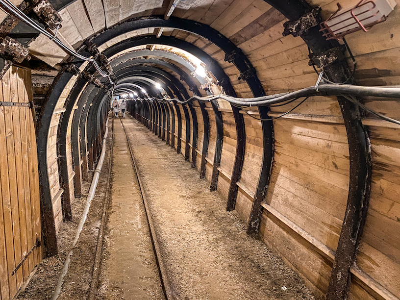 Le gallerie sono costruite in legno, acciaio e cemento e di esse, 24 km sono ancora in uso