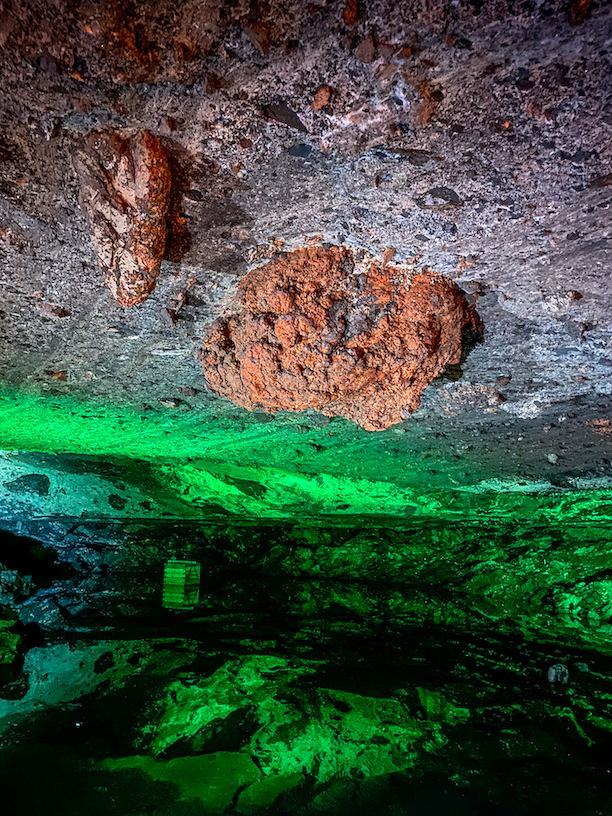 Un lago salato sotterraneo e formazioni rocciose