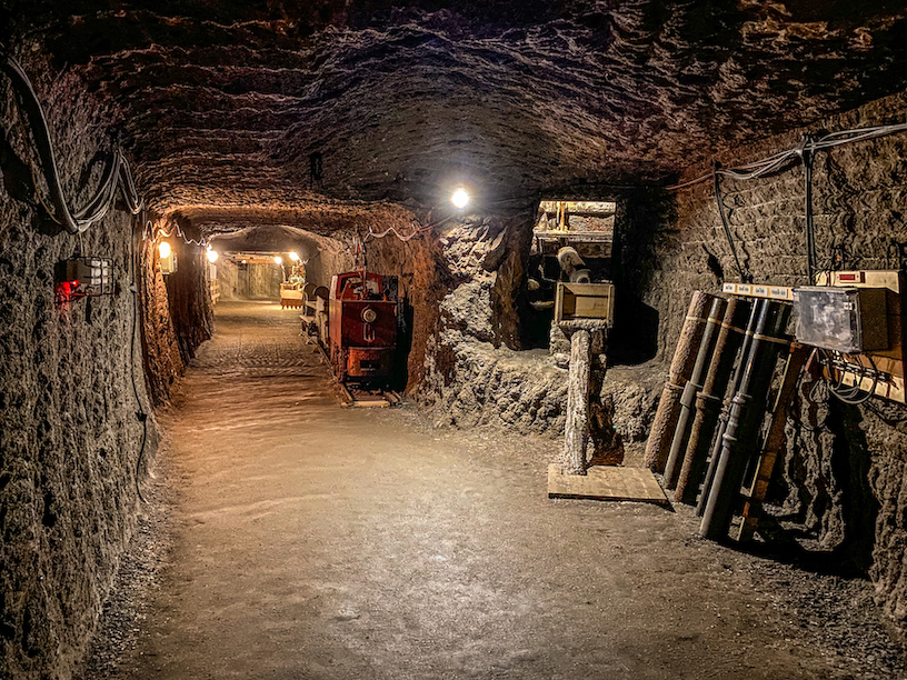 Gallerie della miniera e tubi utilizzati per l’estrazione del sale in forma liquida, sfruttandone la solubilità in acqua