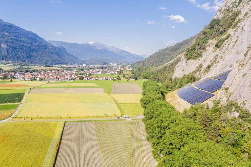 Impianto fotovoltaico presso l’ex-cava a Felsberg (GR) (Rhiienergie AG)