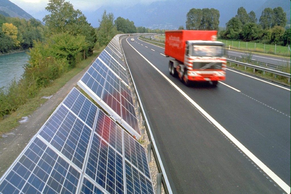 Impianto fotovoltaico su riparo fonico a Domat-Ems-GR (TNC Consulting AG)