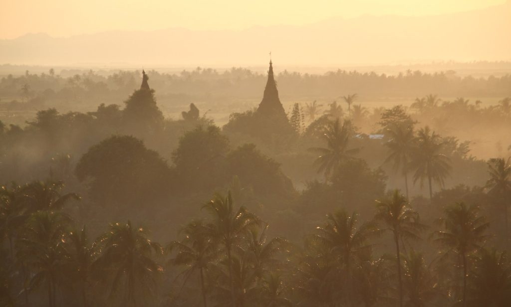 La patina di luce e vapore che i birmani chiamano than hlat, foschia dorata, di Mrauk-U (Go-Myanmar)