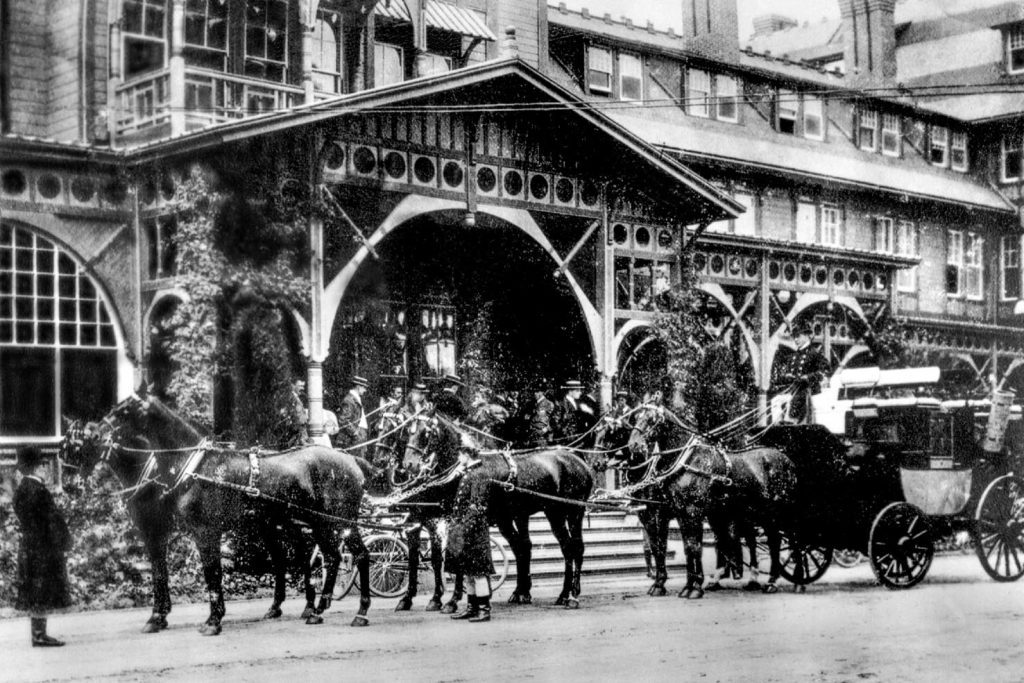 Un’immagine d’epoca dell’hotel Del Monte, dal quale partiva il tour panoramico dal quale prende il nome la 17-Mile Drive