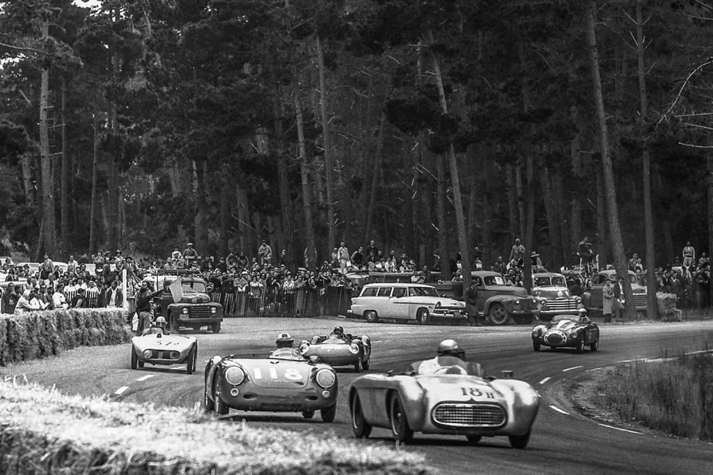 Un’immagine d’epoca della 17-Mile Drive durante una competizione automobilistica