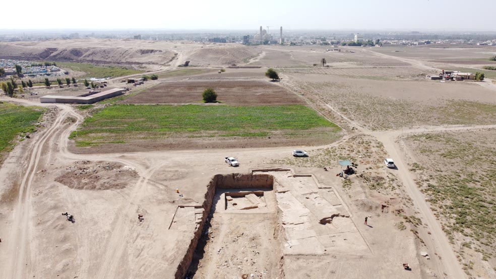 Veduta area E da est, scavi 2021: villa neoassira del tardo VII sec. a.C. e sullo sfondo, l’acropoli di Tell Kuyunjiq (Missione Archeologica Iracheno-Italiana)