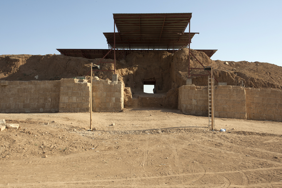La porta urbica di Adad, 2021. Si notino l'arco in mattoni di fango del VII secolo a.C., e altri dettagli architettonici (Missione Archeologica Iracheno-Italiana)