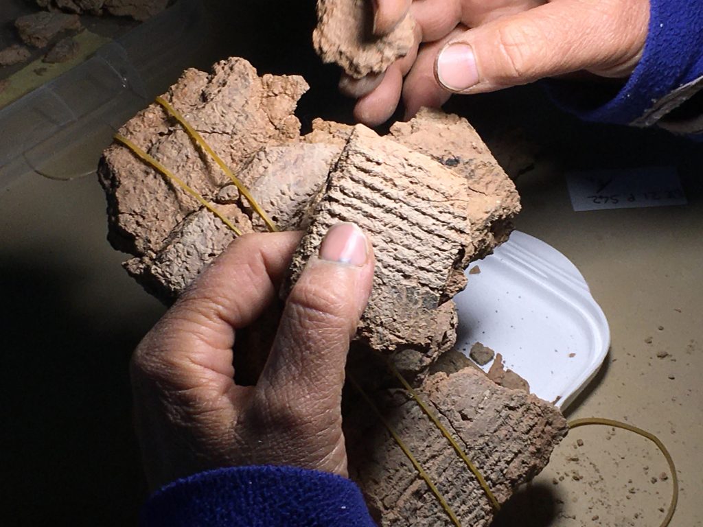 Incollaggio da parte della restauratrice N. Barbi di una tavoletta cuneiforme della Biblioteca (Missione Archeologica Iracheno-Italiana)