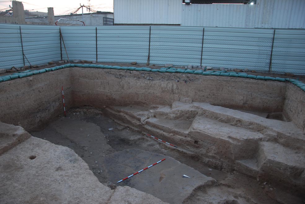 La strada e il muro perimetrale di un edificio monumentale nell’area F a Nebi Yunus, VII sec. a.C., scavi 2019 (Missione Archeologica Iracheno-Italiana)