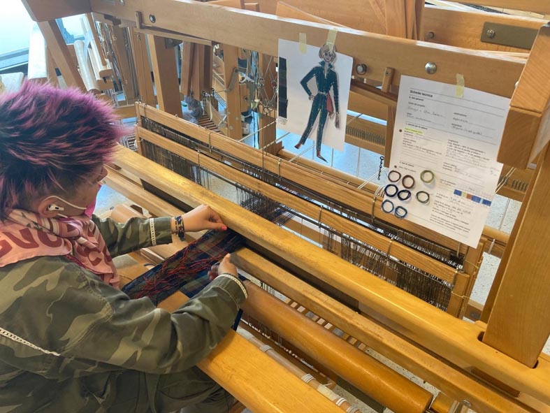 Allievi del CSIA riproducono i tessuti di Elsa Barberis (Sara Forzano)
