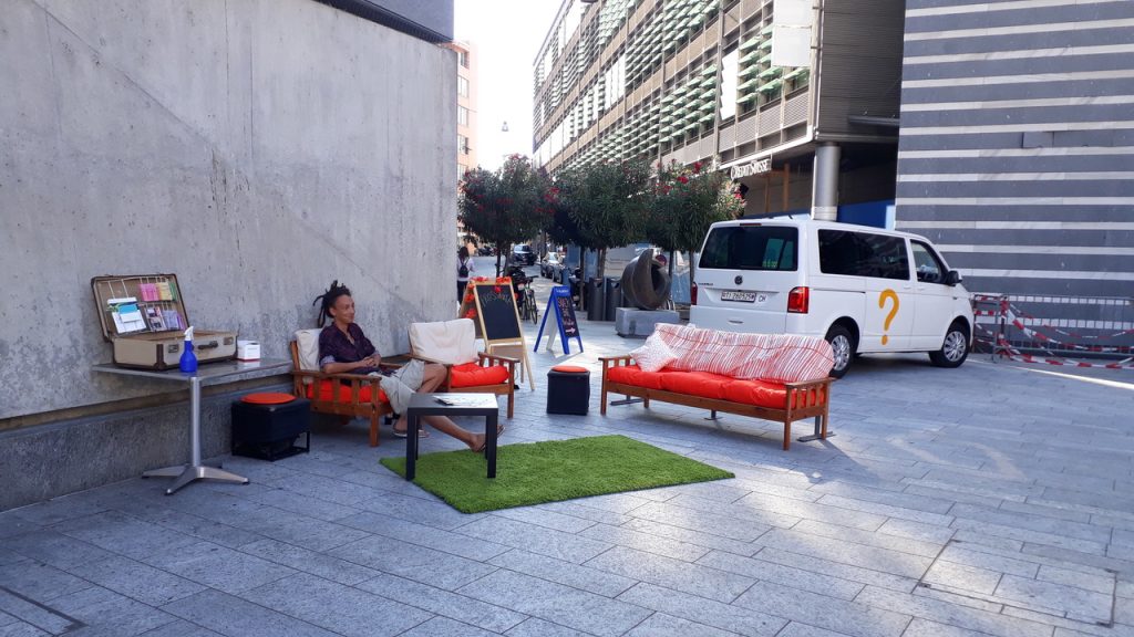 Il «salotto» allestito dagli operatori di prossimità per accogliere i giovani è una buona soluzione per restare mobili e riconoscibili