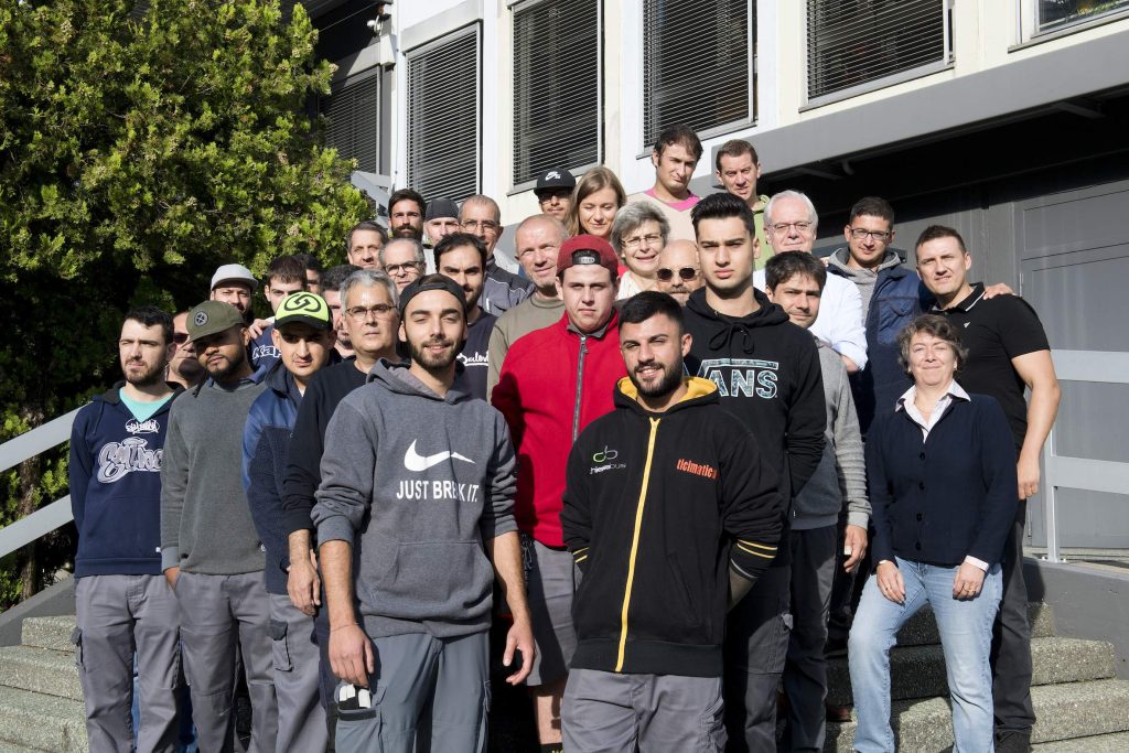 Il gruppo di utenti della Fondazione Diamante con il direttore di Migros Ticino L. Emma e la direttrice della FD Maria-Luisa Polli (Peter Keller Foto&Media)