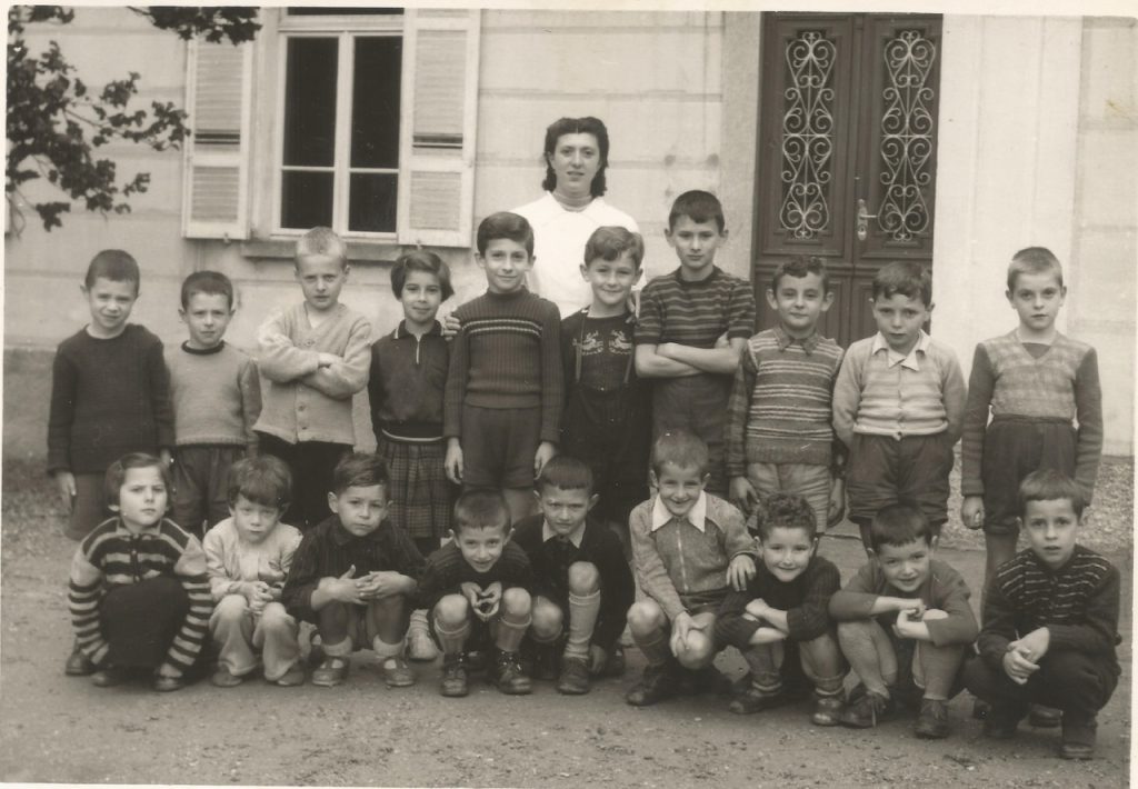 Primo turno di colonia di Giancarlo Nava a 7 anni, a Rodi nel 1952: è il bambino di destra davanti alla monitrice