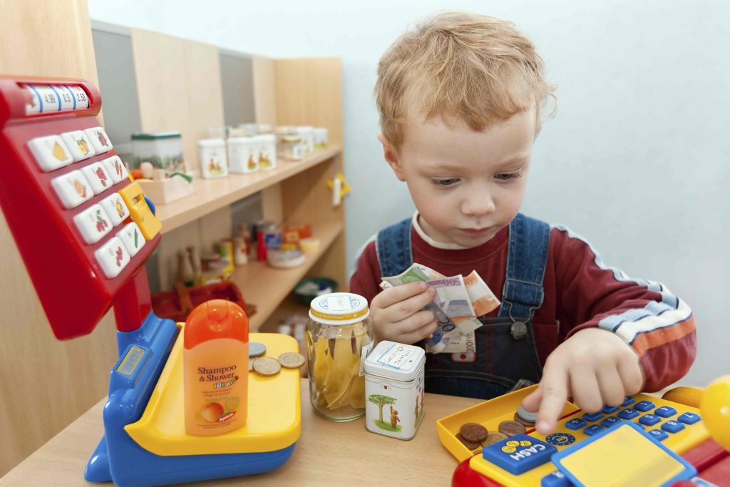 I bambini imitano i comportamenti degli adulti anche per quanto riguarda l’uso del denaro (Keystone)