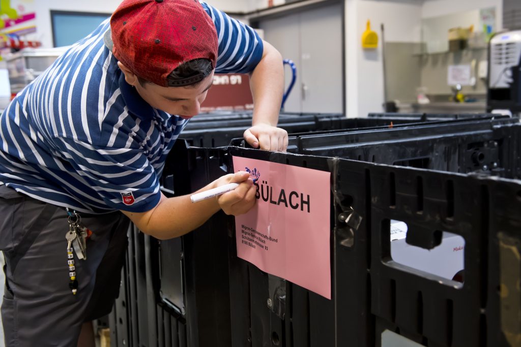 Gli utenti beneficiano di un normale contesto di lavoro aziendale, qui nel settore ricezione merci (Peter Keller Foto&Media)