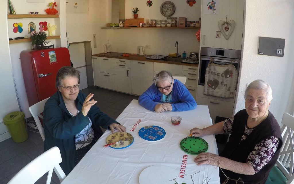 Tre degli anziani che beneficiano di uno specifico accompagnamento socio-educativo all’interno della casa per anziani di Morbio Inferiore