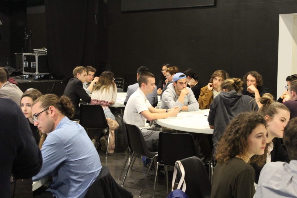 I brevi dibattiti ai diversi tavoli si sono svolti per iniziativa del Parlamento dei Giovani della Città di Lugano (www.dsj.ch)