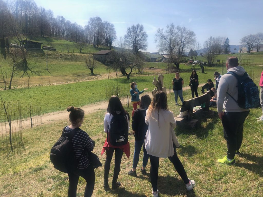 Agli allievi sono state proposte anche uscite sul territorio, qui in Capriasca tra le antiche varietà di meli