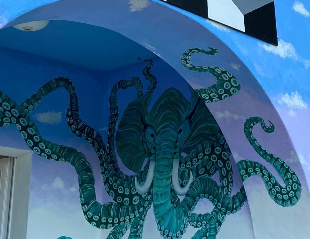 Il murale del Polpofante realizzato durante il campo estivo con il contributo di Greta Menghini, in arte MAENTISIW