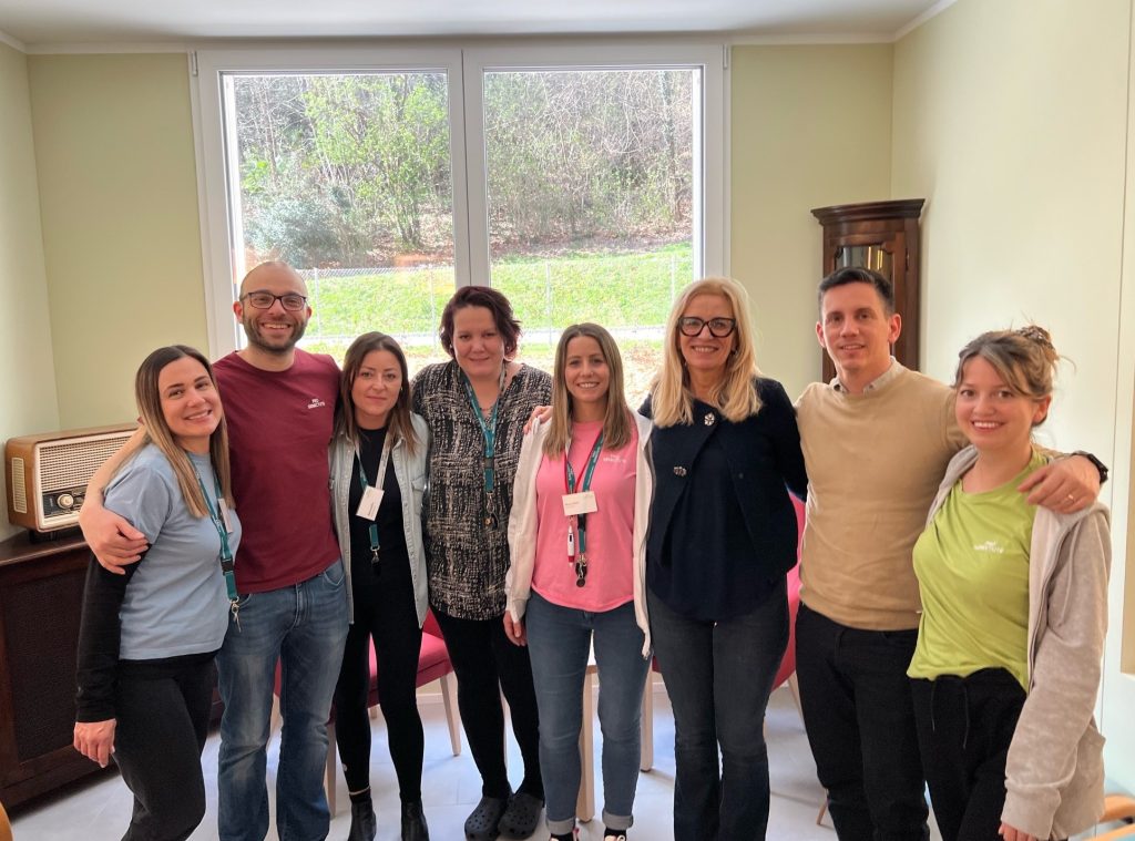 Il team che anima il nuovo centro diurno terapeutico di Lugano con Luca Borgonovo e Marinella Ortelli, secondo e terza da destra (Pro Senectute)