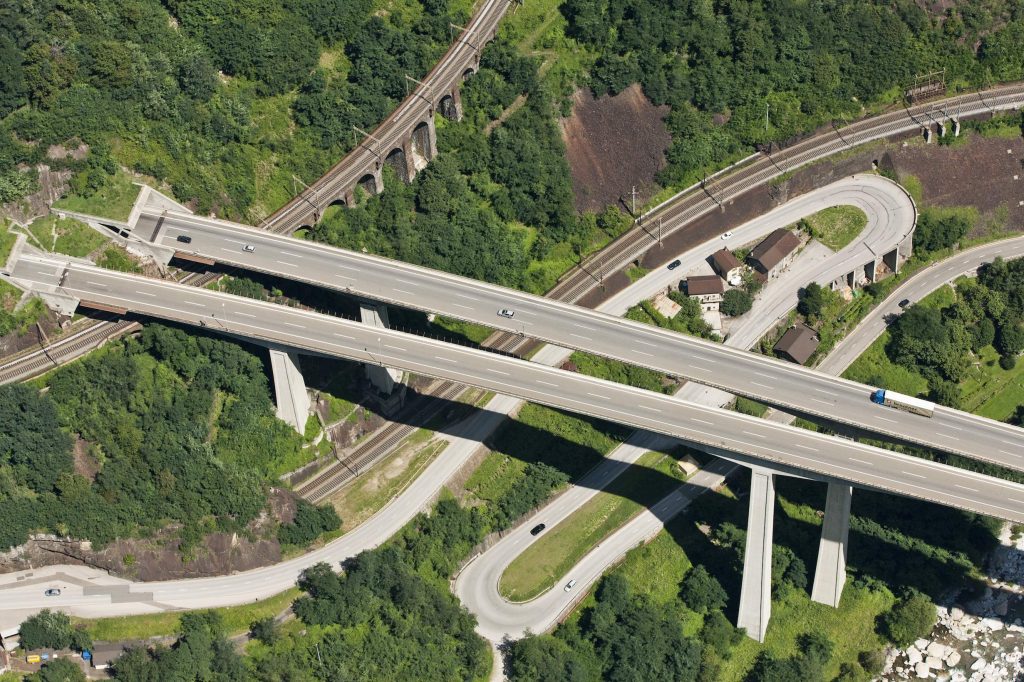 Il viadotto della Biaschina si accavalla ad altre infrastrutture (Keystone)