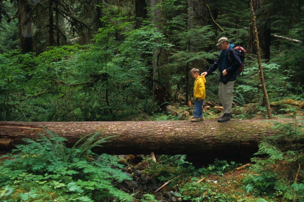 L’istinto di protezione è naturale ma i figli devono avere la possibilità di fare le proprie esperienze e i propri errori (Marka)