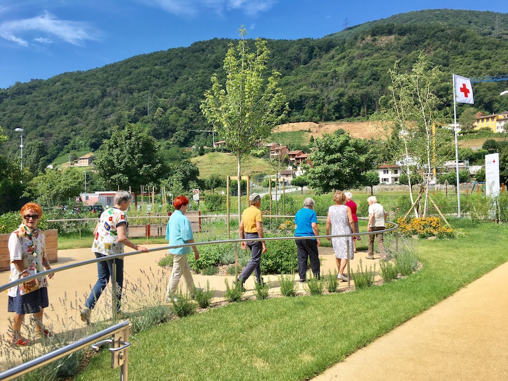 Uno dei punti di forza del Centro diurno terapeutico è il giardino con orto realizzato in postazioni rialzate