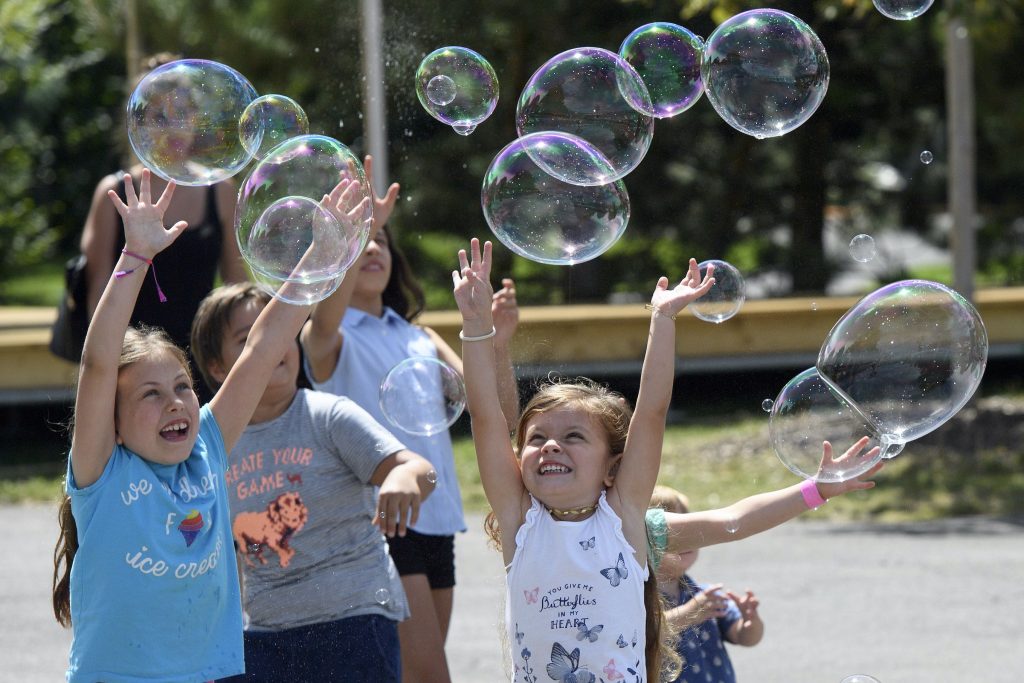 Il Programma mira a uno sviluppo equilibrato di bambini e giovani e alla loro partecipazione attiva nei processi decisionali che li riguardano (Keystone)