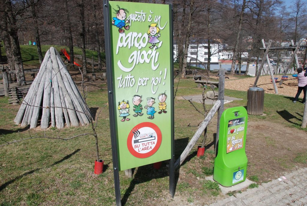 Cartelli e contenitori per mozziconi della campagna «La natura non vale una cicca?» (Associazione Svizzera Non-fumatori)