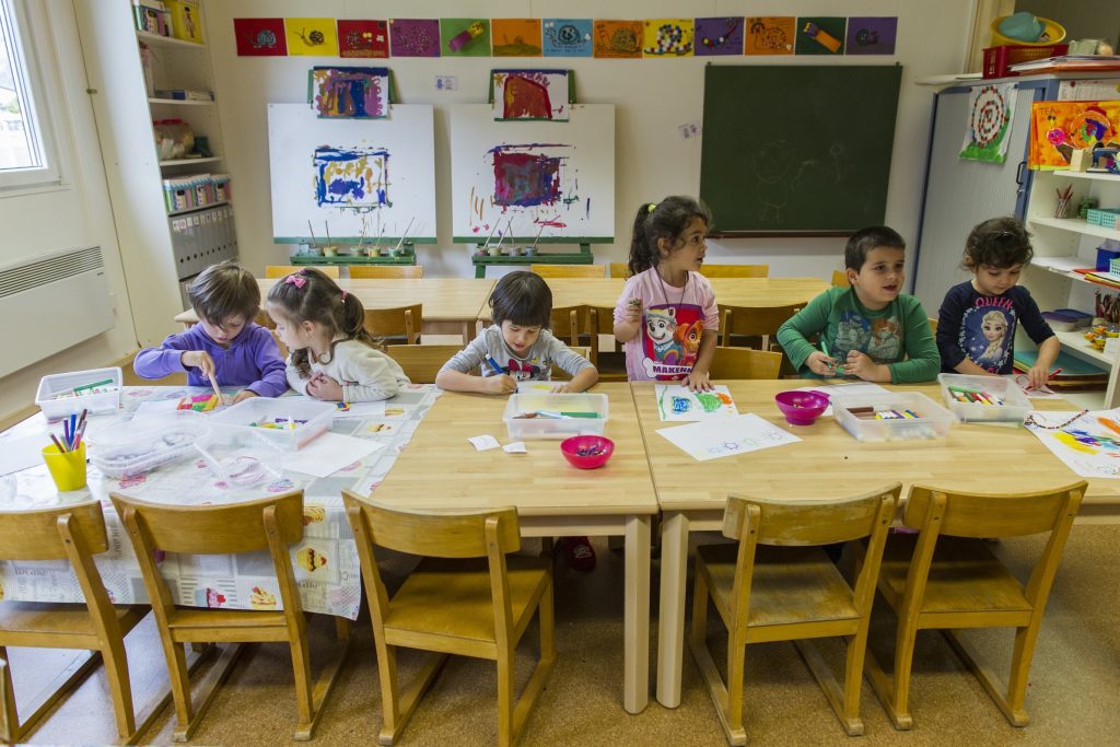 La scuola e i Comuni sono chiamati a considerare il benessere del bambino e le mutate esigenze della famiglia (Ti-Press)