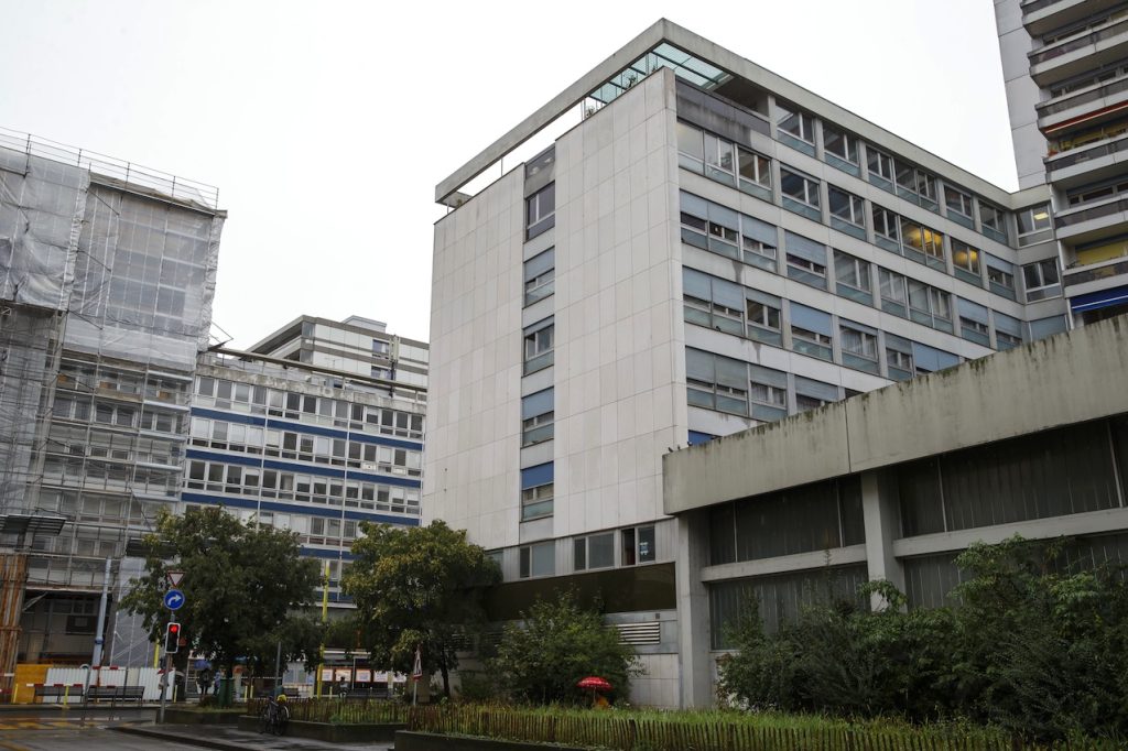 L’immobile evacuato in ottobre a Ginevra (a sin.) e un edificio di proprietà della Città che è stato anch’esso oggetto di una perizia (a des.) (Keystone)