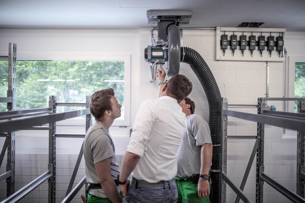 Un apprendista elettricista con il suo formatore (Keystone)