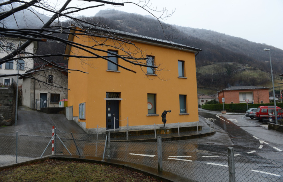 Punto Ascolto Monteceneri ha sede nella vecchia scuola di Bironico: una posizione volutamente centrale che condivide con il preasilo (Ti-Press)