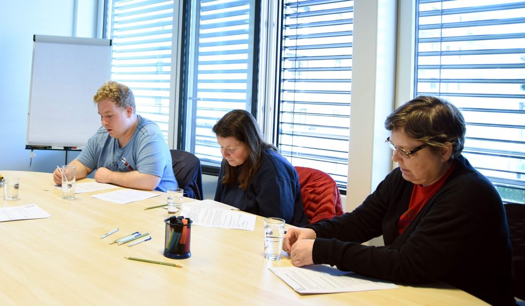 Persone con difficoltà di lettura controllano i testi tradotti in lingua facile e verificano la loro chiarezza (proinfirmis.ch)