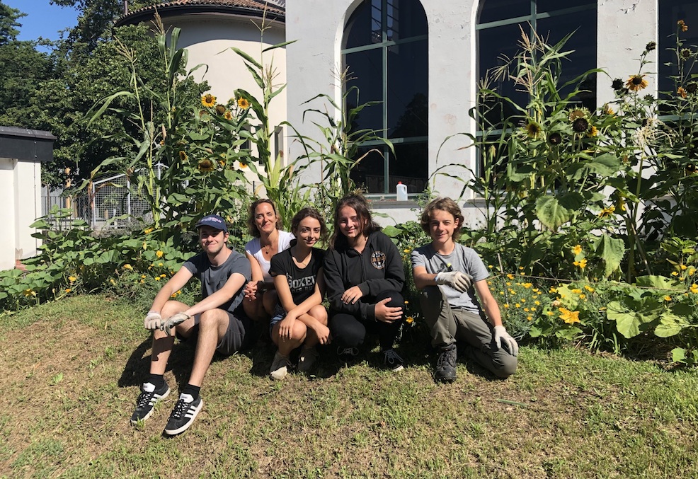 Durante l’estate una cinquantina di allievi si è alternata nella manutenzione dell’orto. Alcuni di loro con la docente Manuela Varini (S. Hubmann)