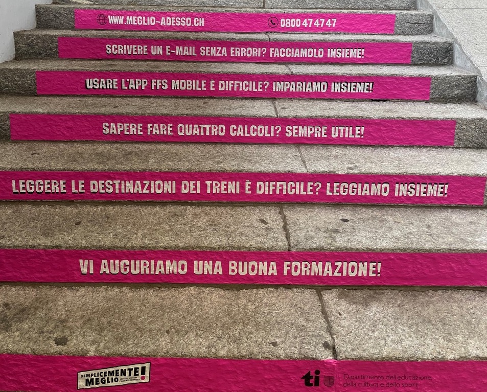 In Ticino la campagna di sensibilizzazione sfrutta le scale delle stazioni ferroviarie di Chiasso, Lugano, Bellinzona e Airolo (www.meglio-adesso.ch)