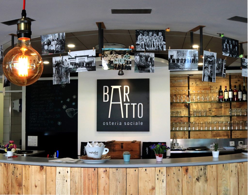 Il locale è stato rinnovato mettendo in comune idee, risorse, oggetti e anche fotografie d’epoca (Irina Boiani)