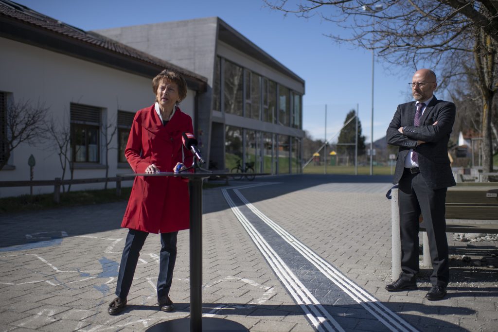 La presidente di Pro Senectute Svizzera Eveline Widmer-Schlumpf ha esortato gli over 65 a rispettare le disposizioni federali e cantonali relative al coronavirus (Keystone)
