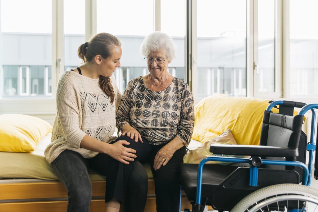 Chi intraprende la formazione dovrà anche fare uno stage di quattro settimane in una casa per anziani (CRS)