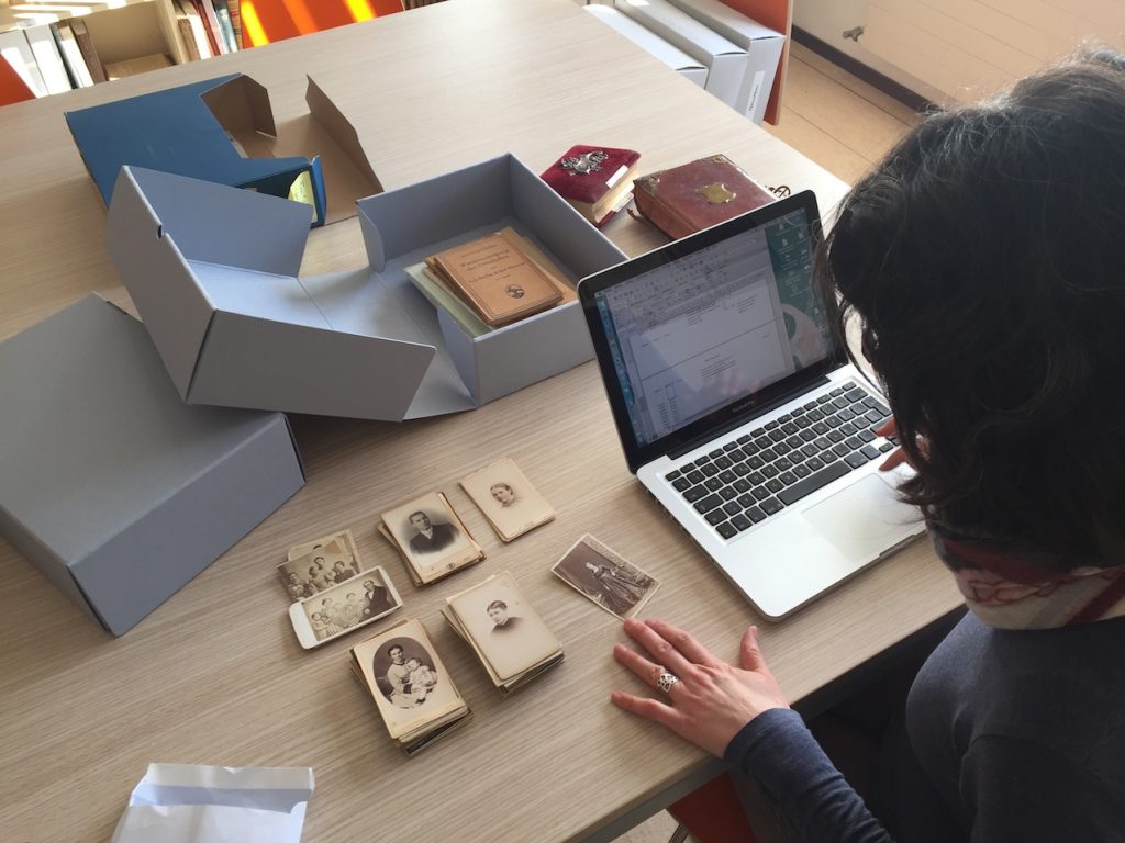 Una collaboratrice di AARDT mentre si occupa dell’archiviazione di fondi depositati presso la sede dell’associazione a Massagno (AARDT)