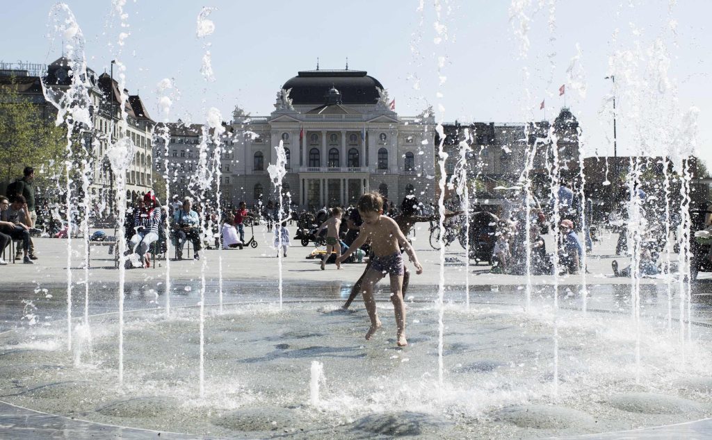 Sechseläutenplatz a Zurigo un esempio di spazio pubblico cittadino adeguato alle esigenze contemporanee (Keystone)